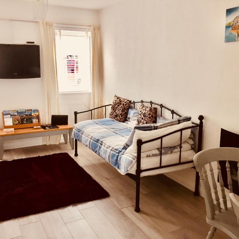 Towan Beach Holiday Flat room 1
