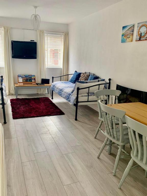 Towan Beach Holiday Flat room 2
